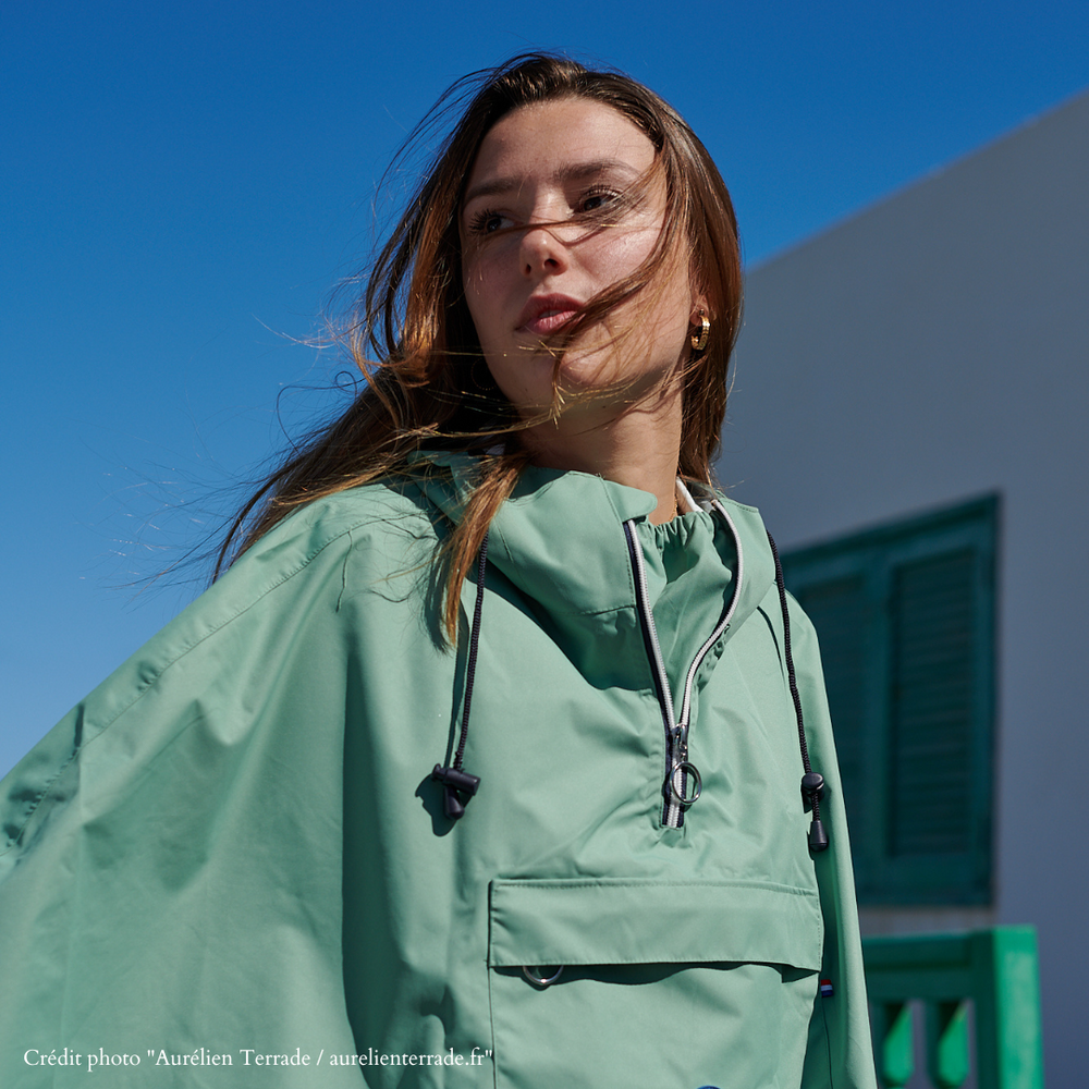 Cape Cap Lizard verte 100 % recyclée vue de face, imperméable et coupe-vent pour cyclistes urbains.