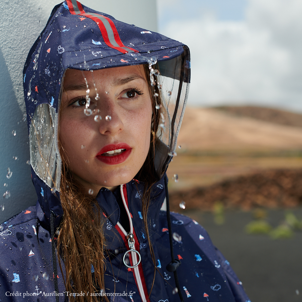 Cape Cap Bonne Espérance bleu marina à motif vue de face, 100 % polyester recyclé pou cyclistes urbains, imperméable et coupe-vent.