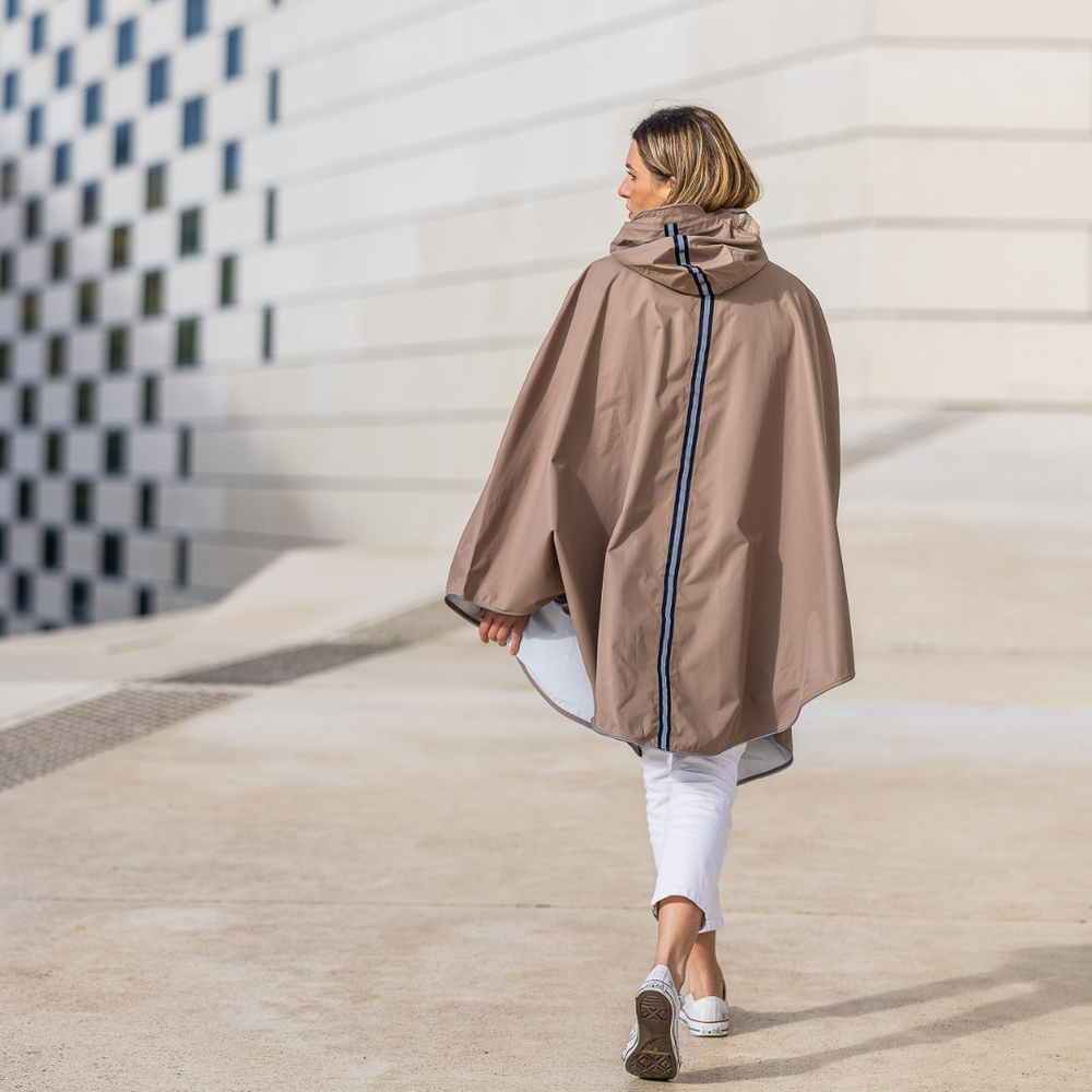 
                      
                        Dos de la cape Cap Cod recyclée avec bandes réfléchissantes intégrées pour visibilité et sécurité.
                      
                    