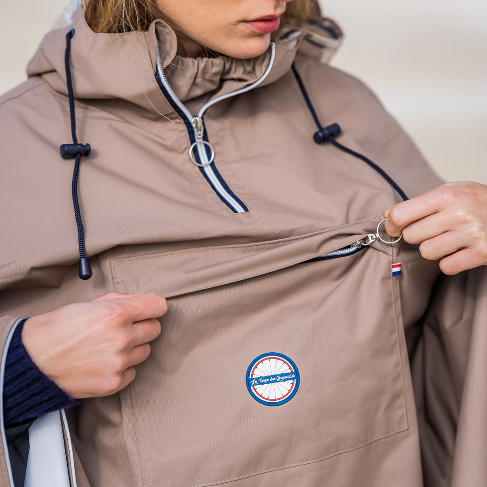 
                      
                        Détail de la poche de la cape Cap Cod recyclée, accès pratique et finition imperméable.
                      
                    