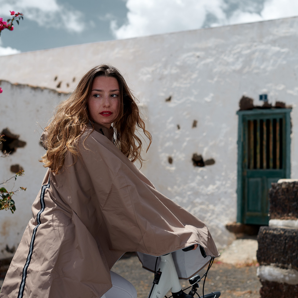 
                      
                        Dos de la cape Cap Cod recyclée avec bandes réfléchissantes intégrées pour visibilité et sécurité.
                      
                    