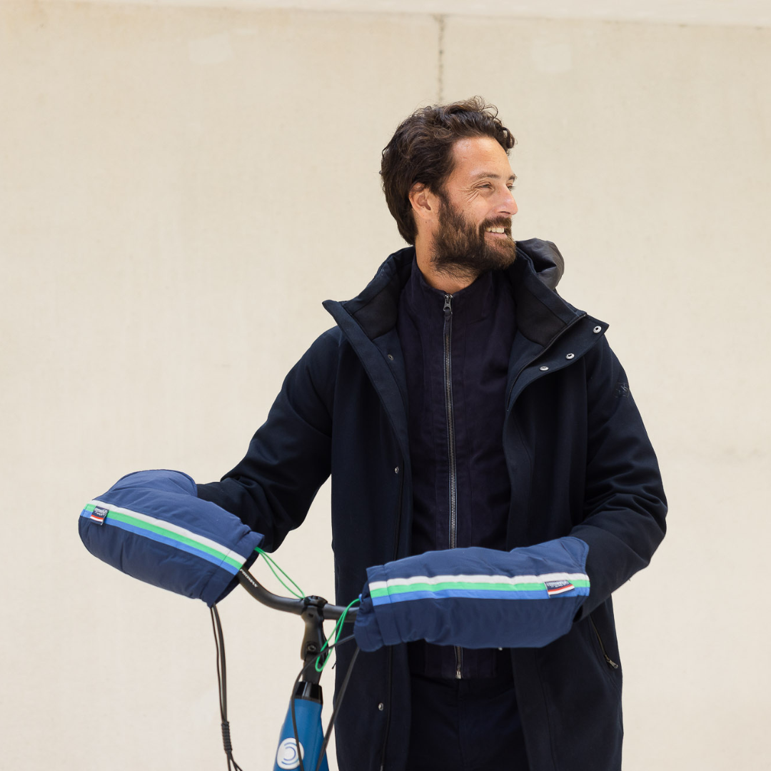 Manchons bleus pour vélo polyester 100 % recyclé, vue de face, protection mains froid et pluie