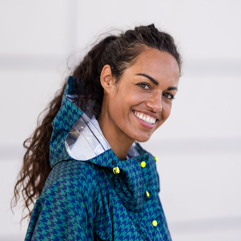 
                      
                        Détail des finitions et fenêtres transparentes de la capuche du poncho Anvers, pour vision optimale et protection sous la pluie.
                      
                    