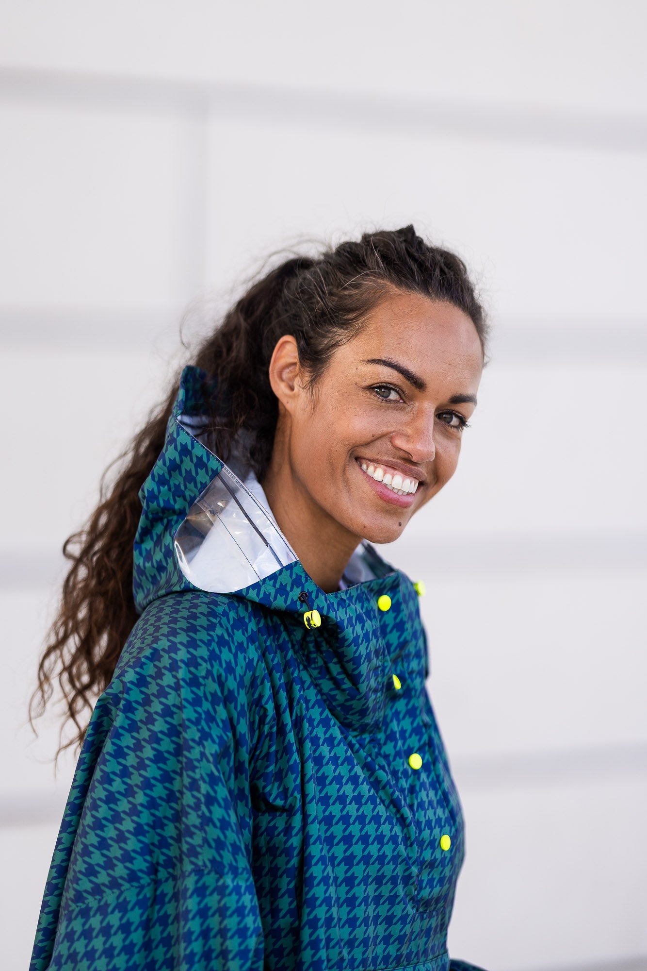 Détail des finitions et fenêtres transparentes de la capuche du poncho Anvers, pour vision optimale et protection sous la pluie.