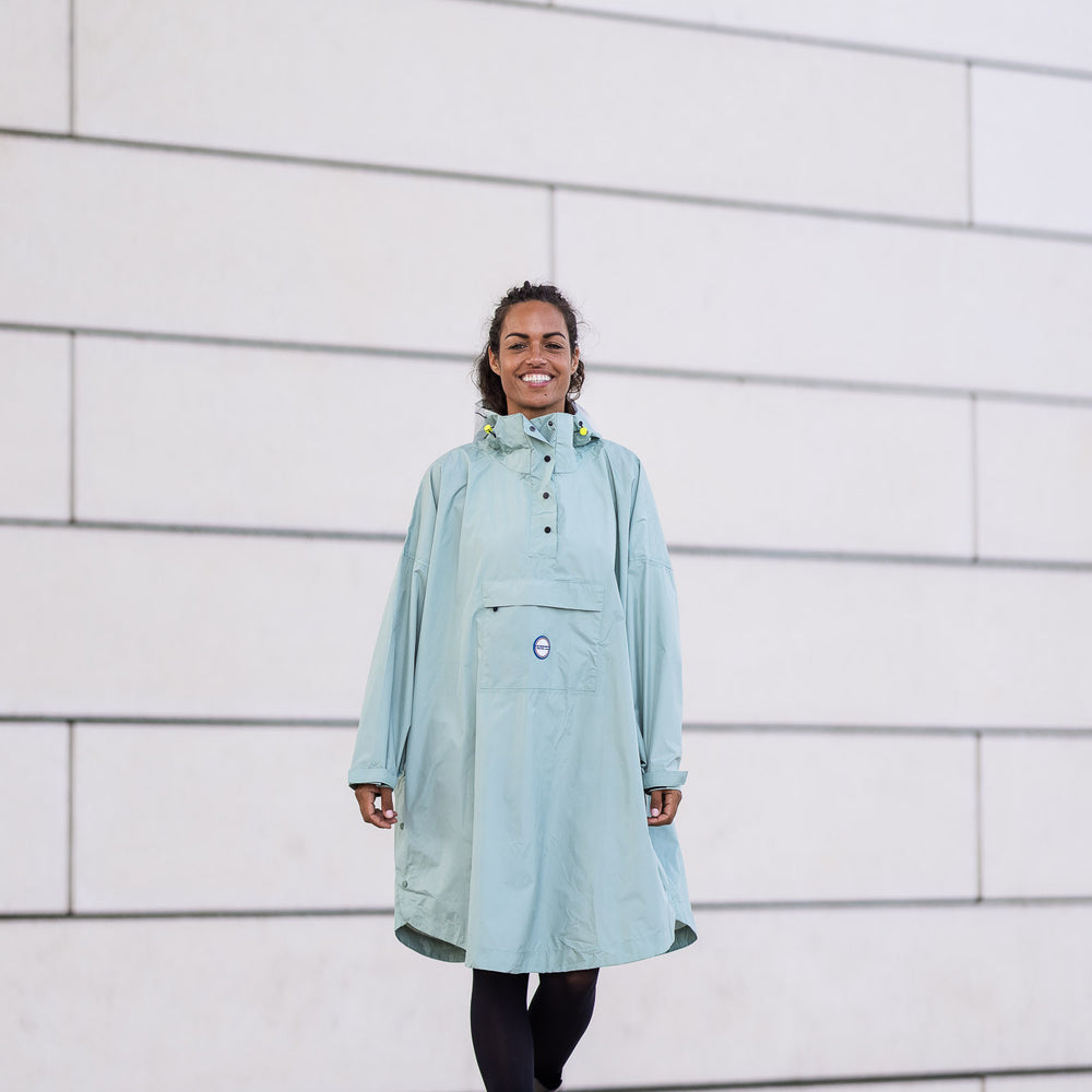 Poncho de pluie Genève couleur bleu glacier, coupe ample avec capuche et pochette intégrée, imperméable.