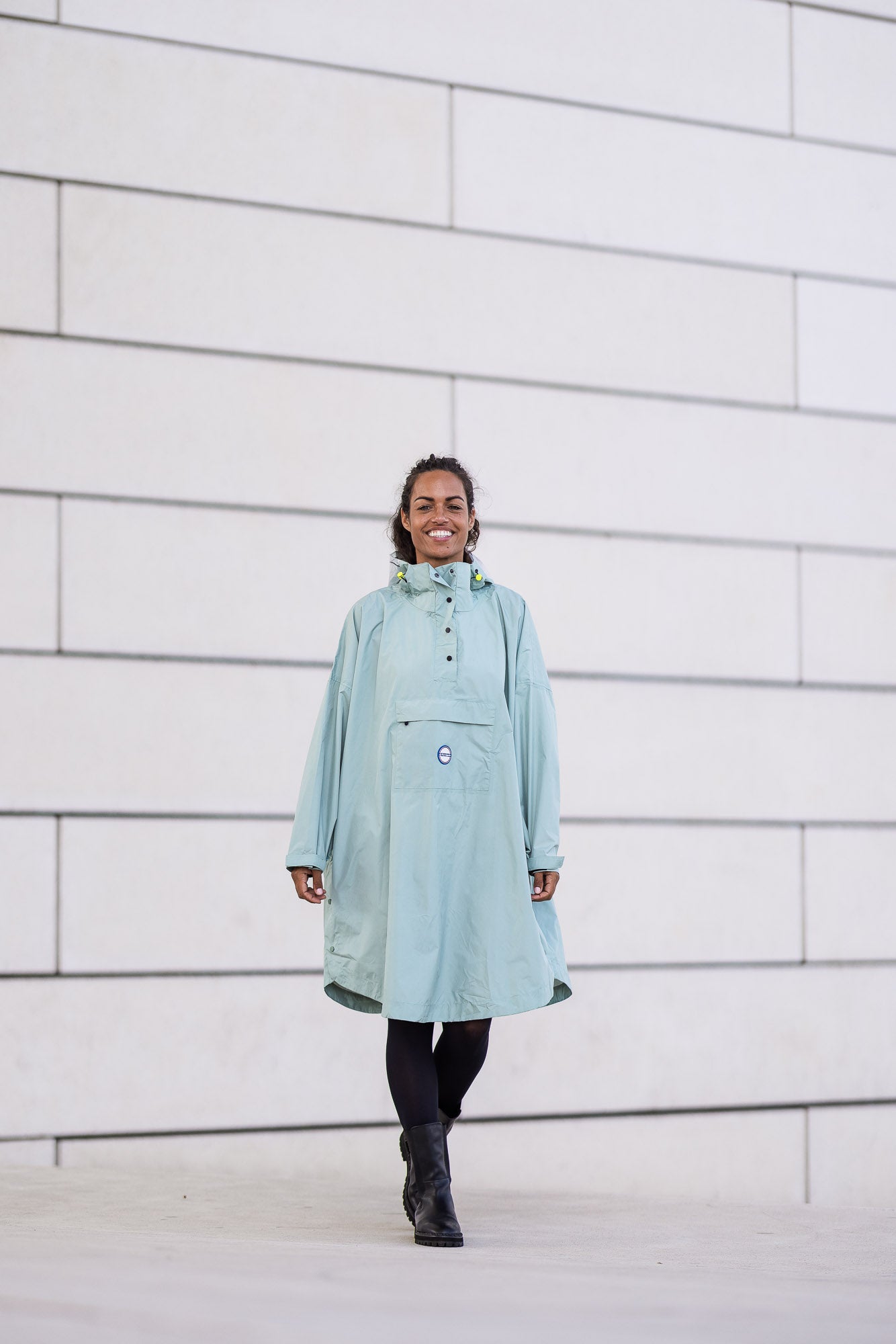 Poncho de pluie Genève couleur bleu glacier, coupe ample avec capuche et pochette intégrée, imperméable.