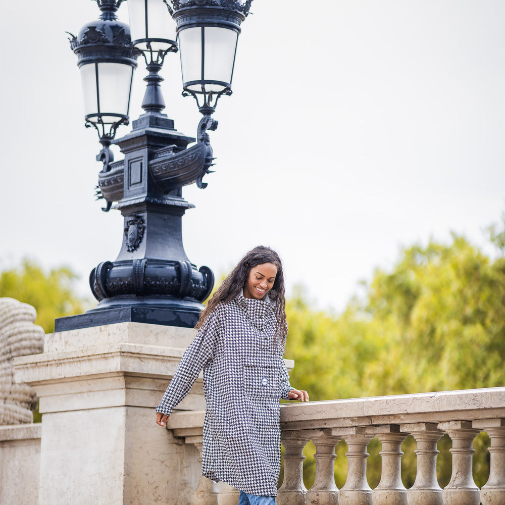 Poncho de pluie "Paris" recyclé avec motif pied de poule noir et blanc, coupe mixte et manches ergonomiques.
