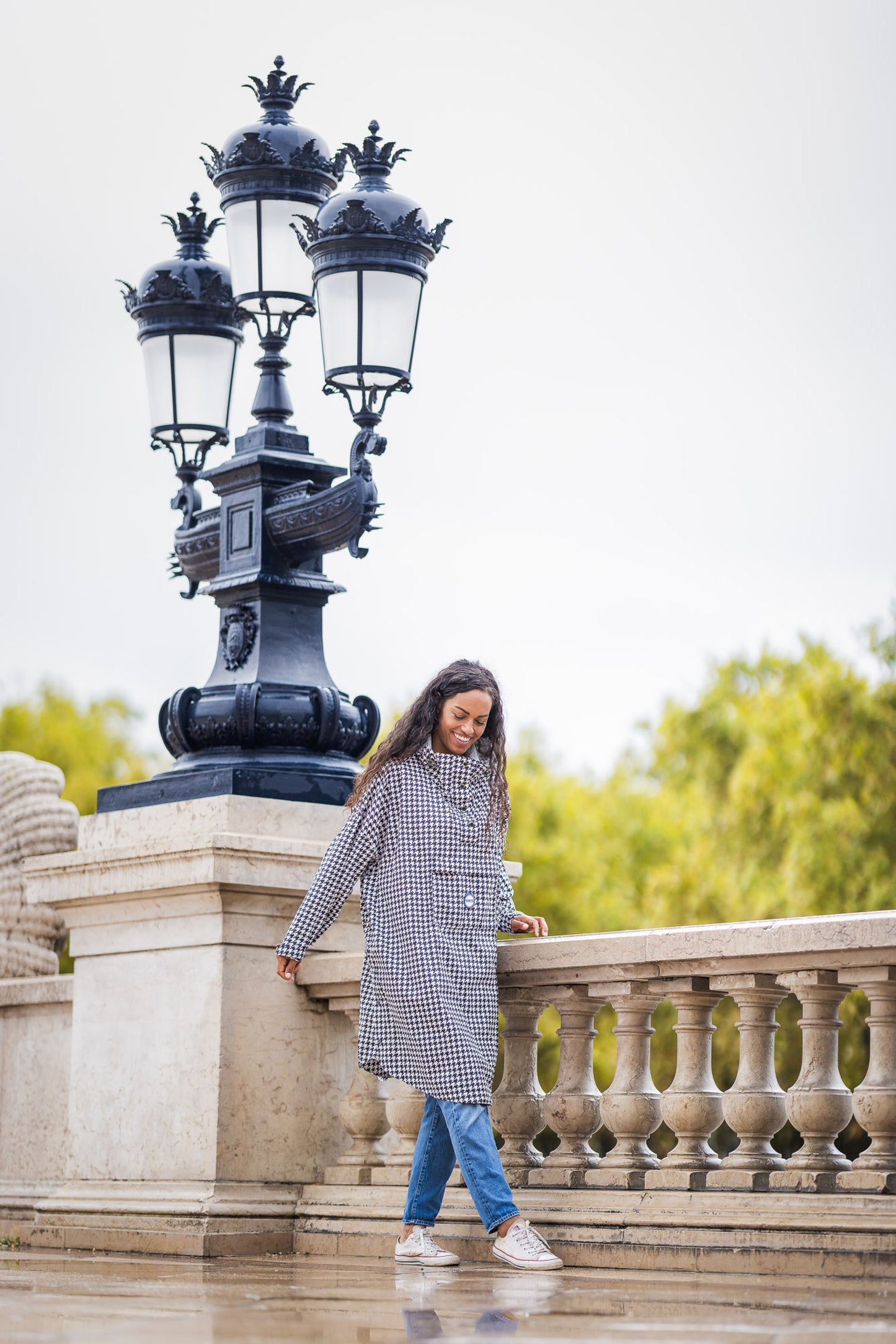 Poncho de pluie "Paris" recyclé avec motif pied de poule noir et blanc, coupe mixte et manches ergonomiques.