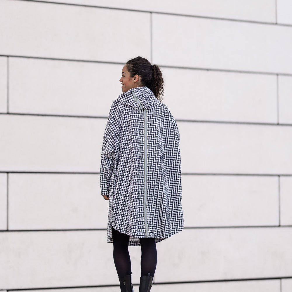 
                      
                        Détails réfléchissants sur l'arrière du poncho de pluie "Paris".
                      
                    