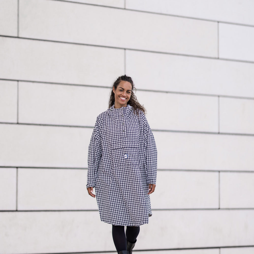 
                      
                        Poncho de pluie "Paris" pied de poule noir et blanc avec pochette intégrée.
                      
                    
