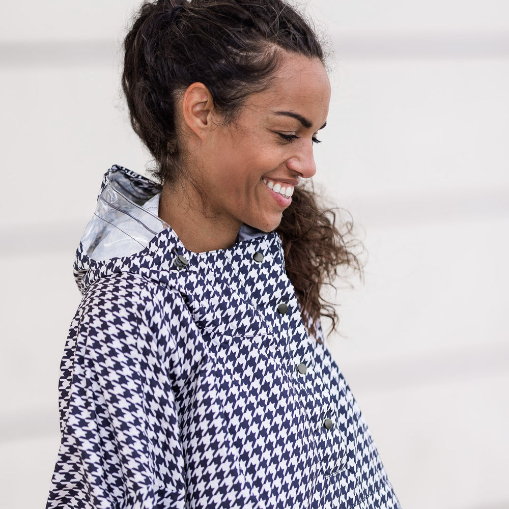 
                      
                        Capuche ajustable du poncho Paris avec fenêtres latérales transparentes.
                      
                    