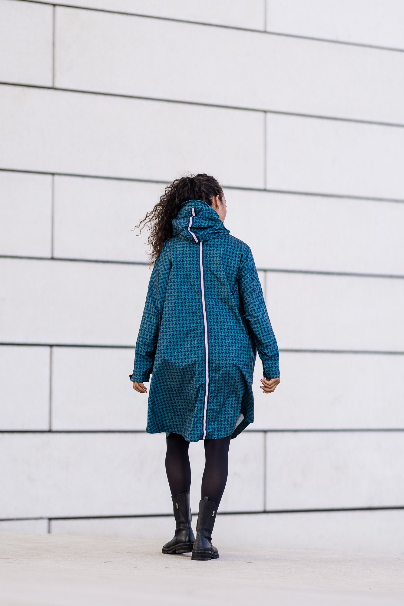 Arrière du poncho Anvers en pied de poule vert et bleu marine avec bandes réfléchissantes pour visibilité et sécurité sous la pluie.