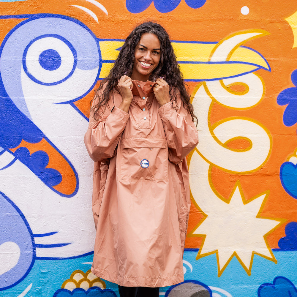 Poncho de pluie Dublin couleur moka avec capuche et pochette intégrée, imperméable et coupe mixte.