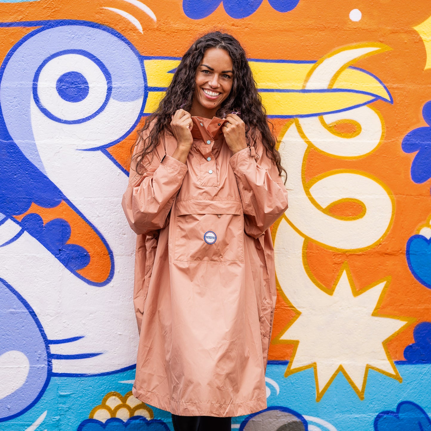 Poncho de pluie Dublin couleur moka avec capuche et pochette intégrée, imperméable et coupe mixte.