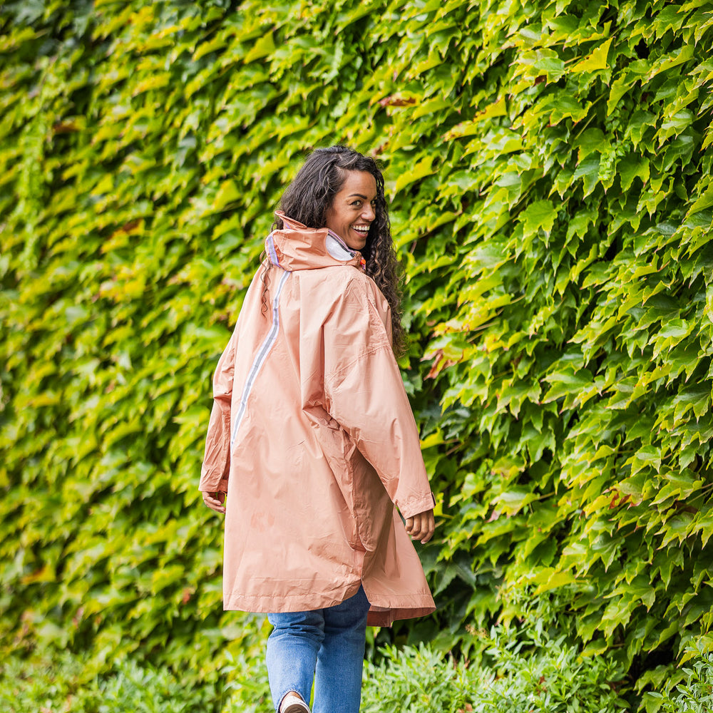 
                      
                        Détails réfléchissants sur l'arrière du poncho de pluie Dublin.
                      
                    