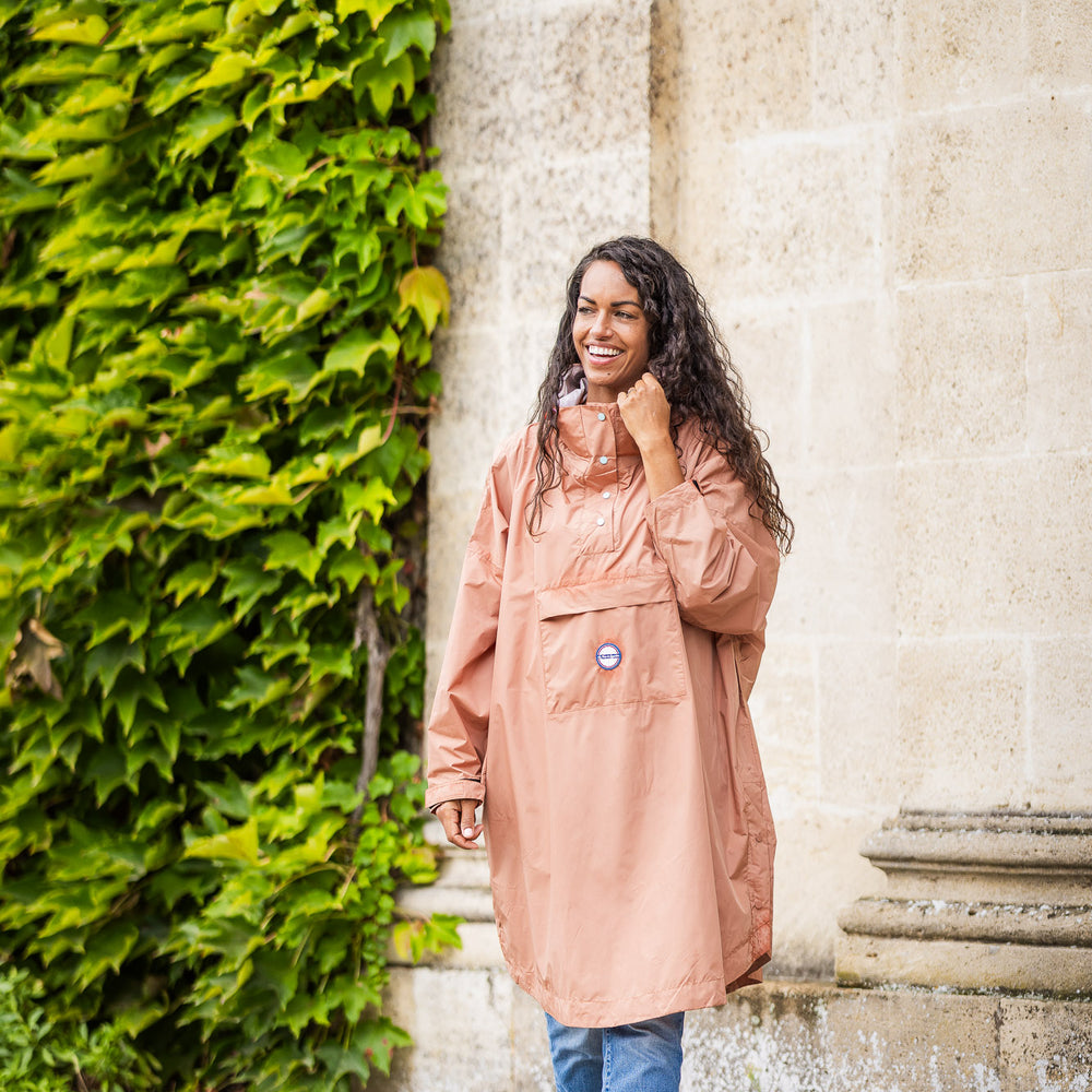 
                      
                        Personne portant le poncho Dublin couleur moka avec capuche, protection imperméable pour pluie.
                      
                    