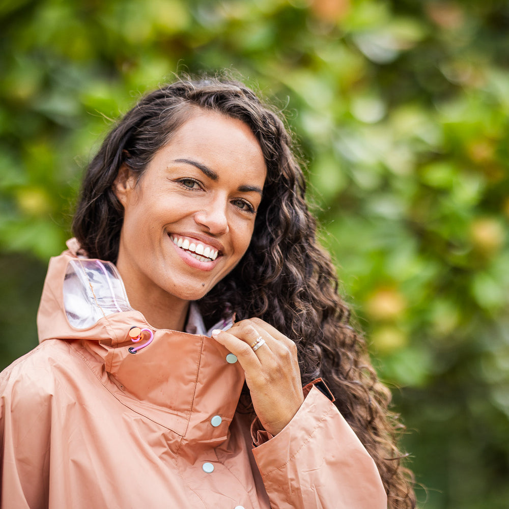 Capuche ajustable du poncho Dublin avec fenêtres latérales transparentes.