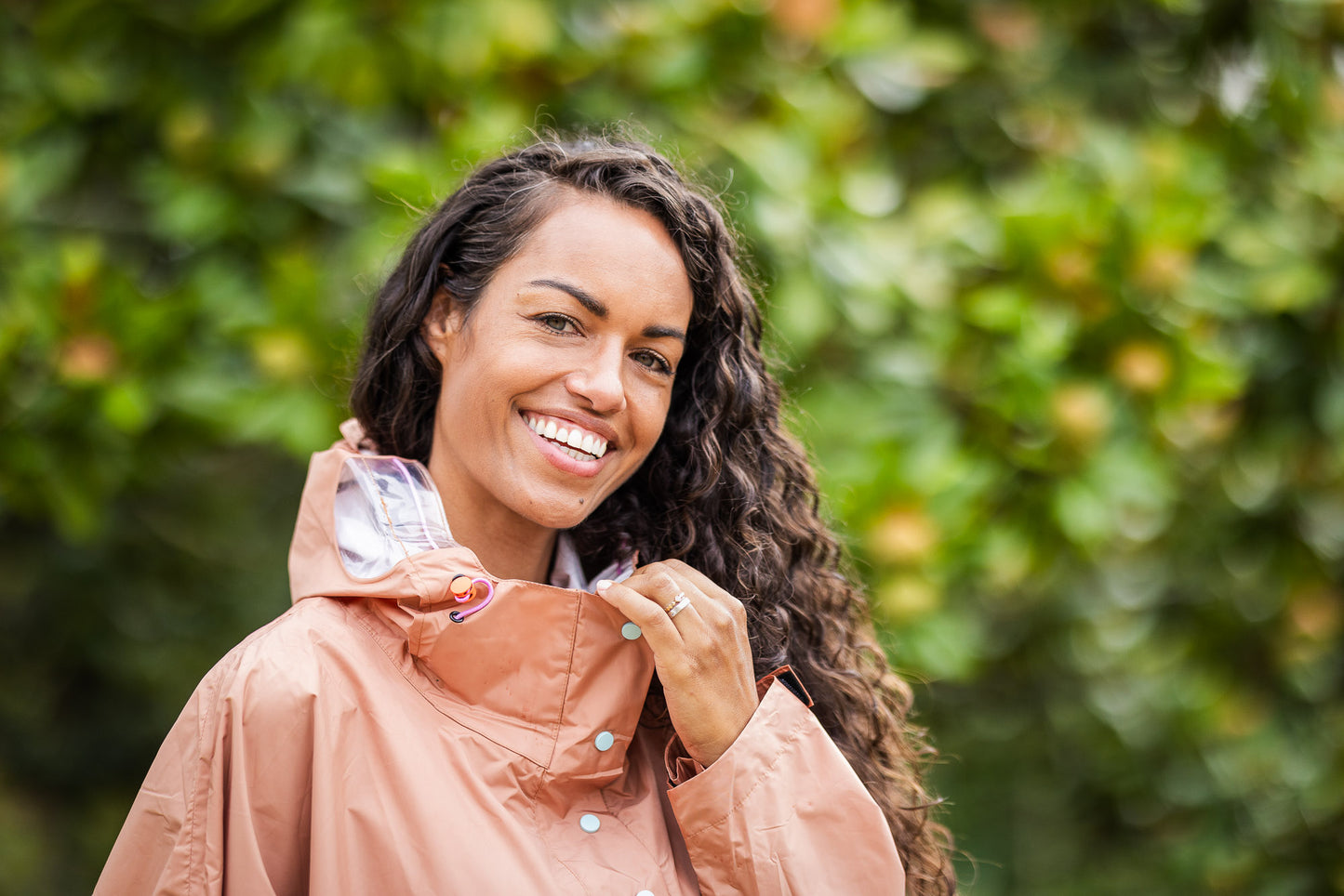 Capuche ajustable du poncho Dublin avec fenêtres latérales transparentes.