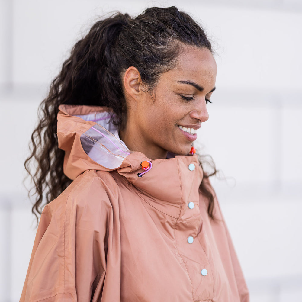 
                      
                        Finitions étanches et coutures soudées du poncho Dublin pour imperméabilité totale.
                      
                    