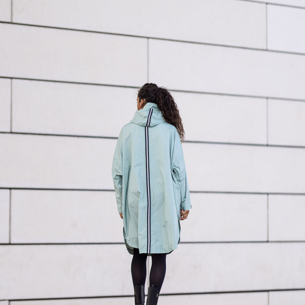 
                      
                        Arrière du poncho Genève couleur bleu glacier avec bandes réfléchissantes pour visibilité et sécurité sous la pluie.
                      
                    