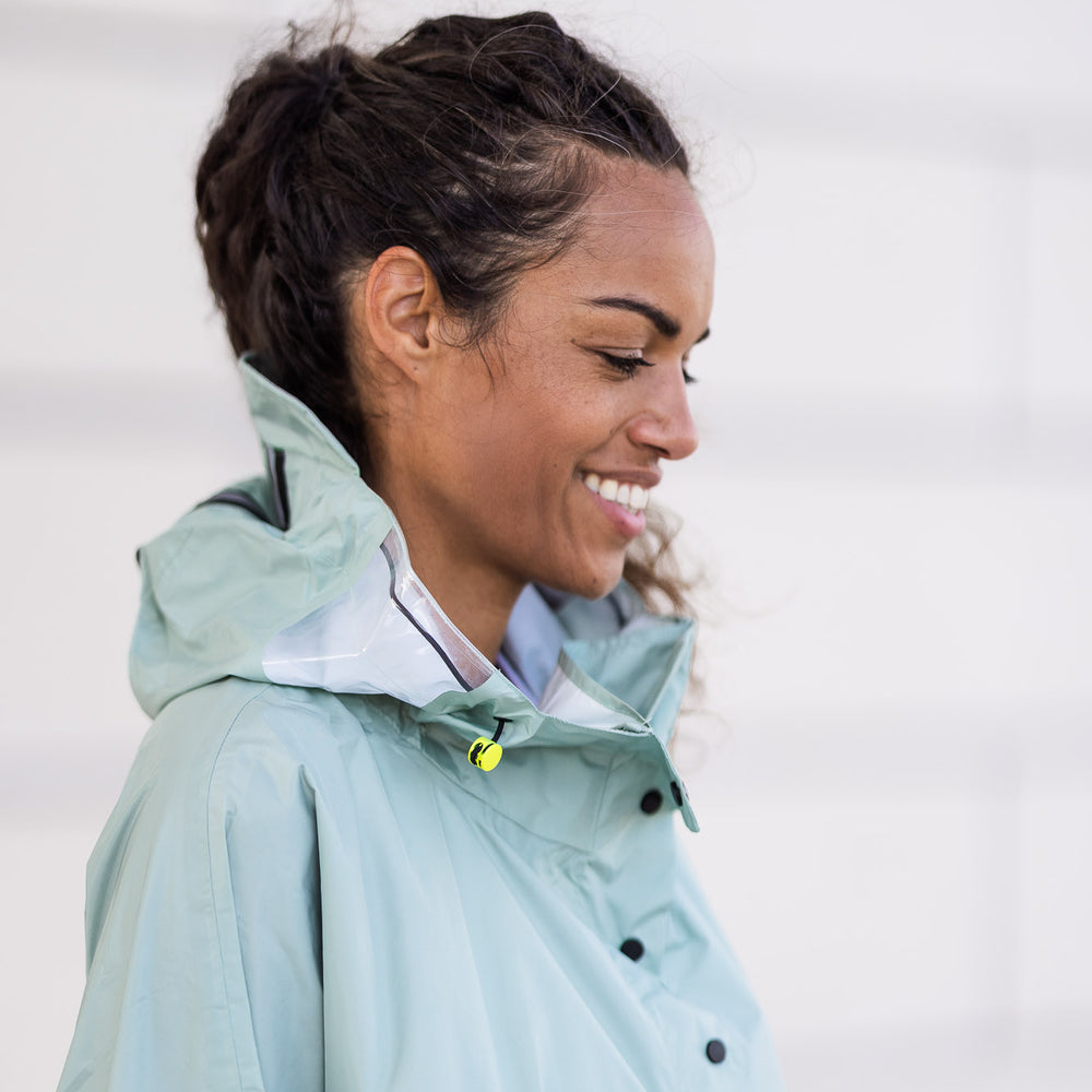 
                      
                        Détail de la capuche ajustable du poncho Genève couleur bleu glacier, permettant un maintien optimal et protection contre la pluie et fenêtres de visibilités transparentes.
                      
                    