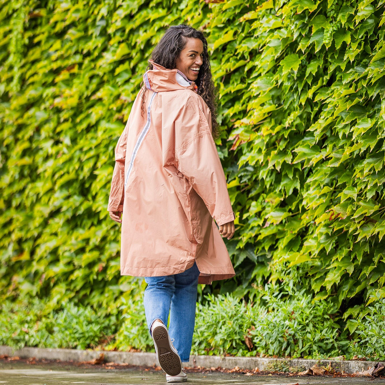 Détails réfléchissants sur l'arrière du poncho de pluie Dublin.