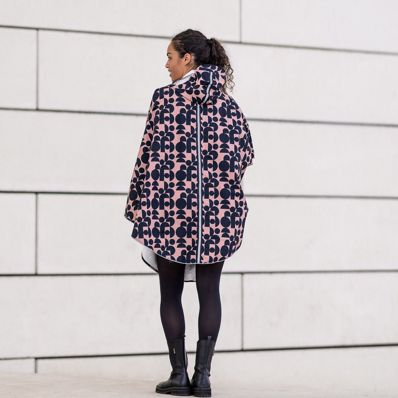 Vue de dos de la cape Cap Fréhel recyclée avec bandes réfléchissantes pour visibilité à vélo.