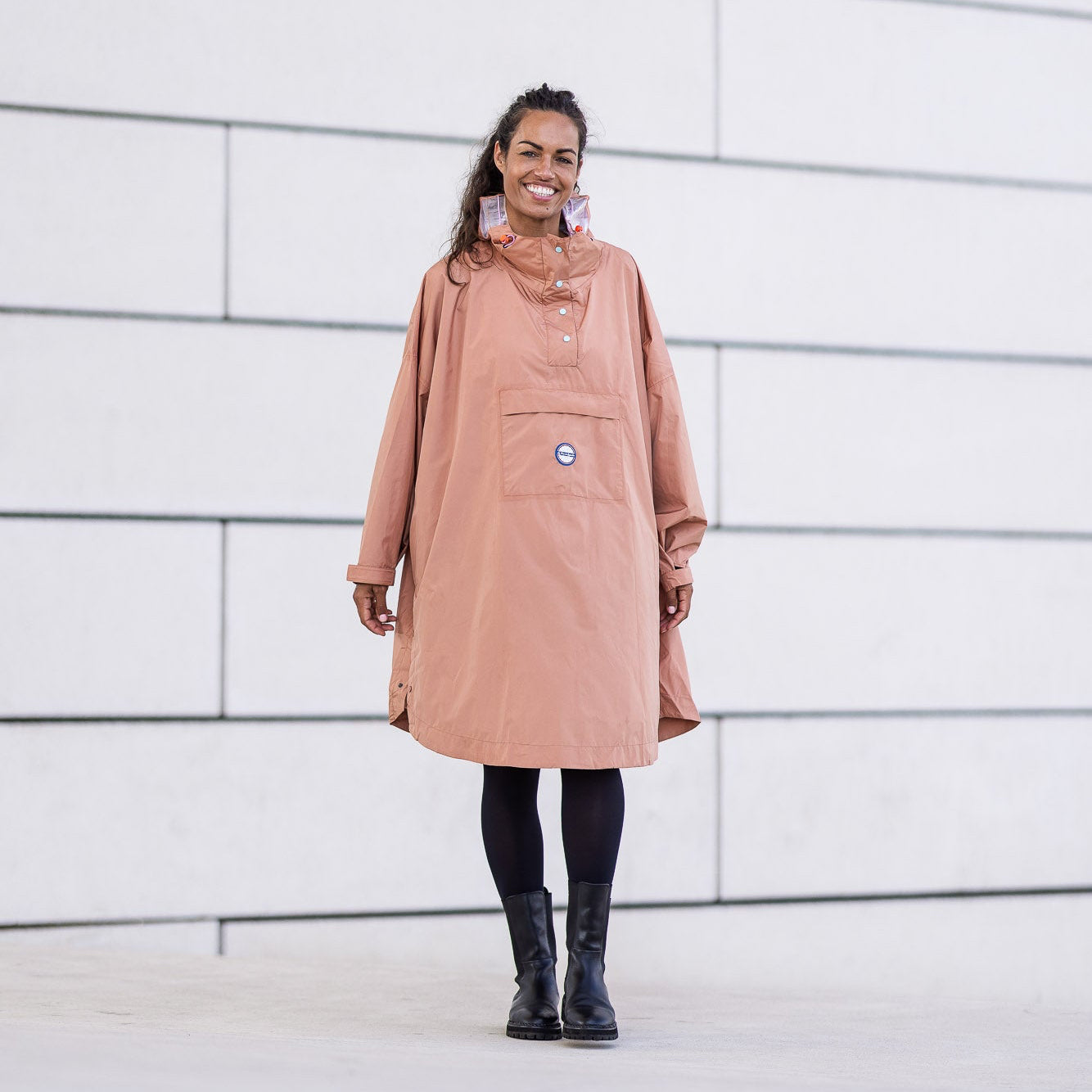 Poncho Dublin  de face avec boutons bleus et pochette de rangement intégrée, coupe ample et imperméable