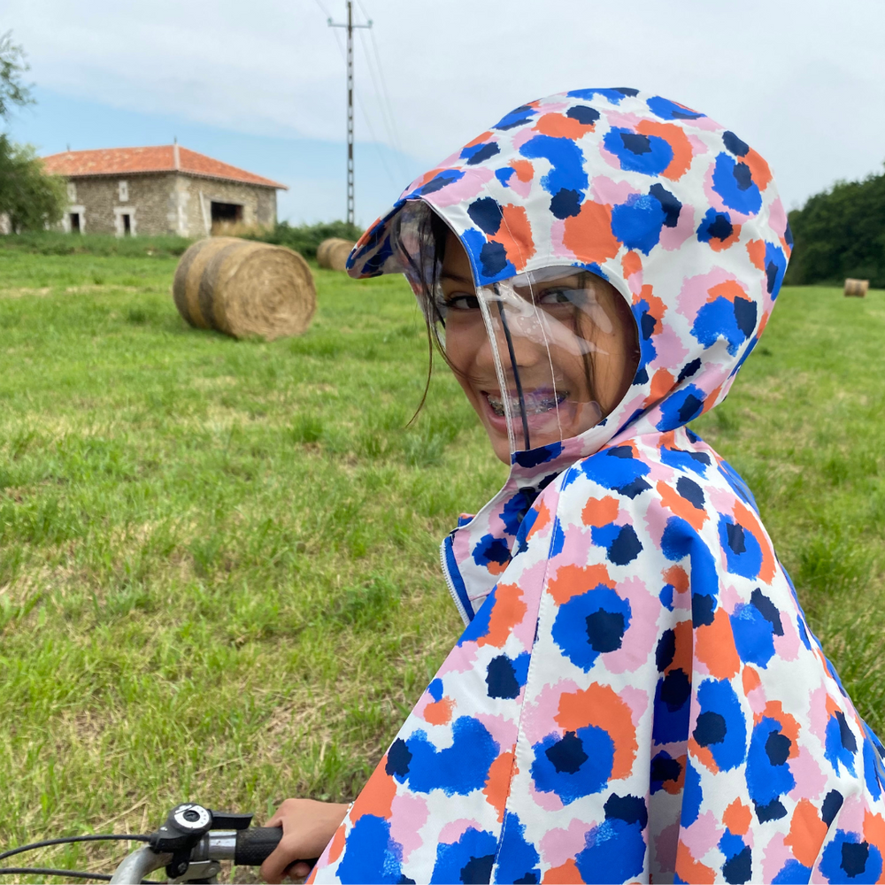 
                      
                        Capuche de la cape enfant 5-7 ans adaptée au port du casque, avec fenêtres latérales transparentes pour vision optimale.
                      
                    