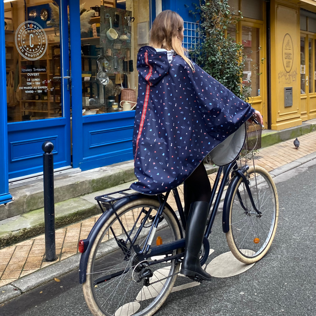 Dos de la cape Cap Bonne Espérance avec bandes réfléchissantes intégrées pour meilleure visibilité à vélo.