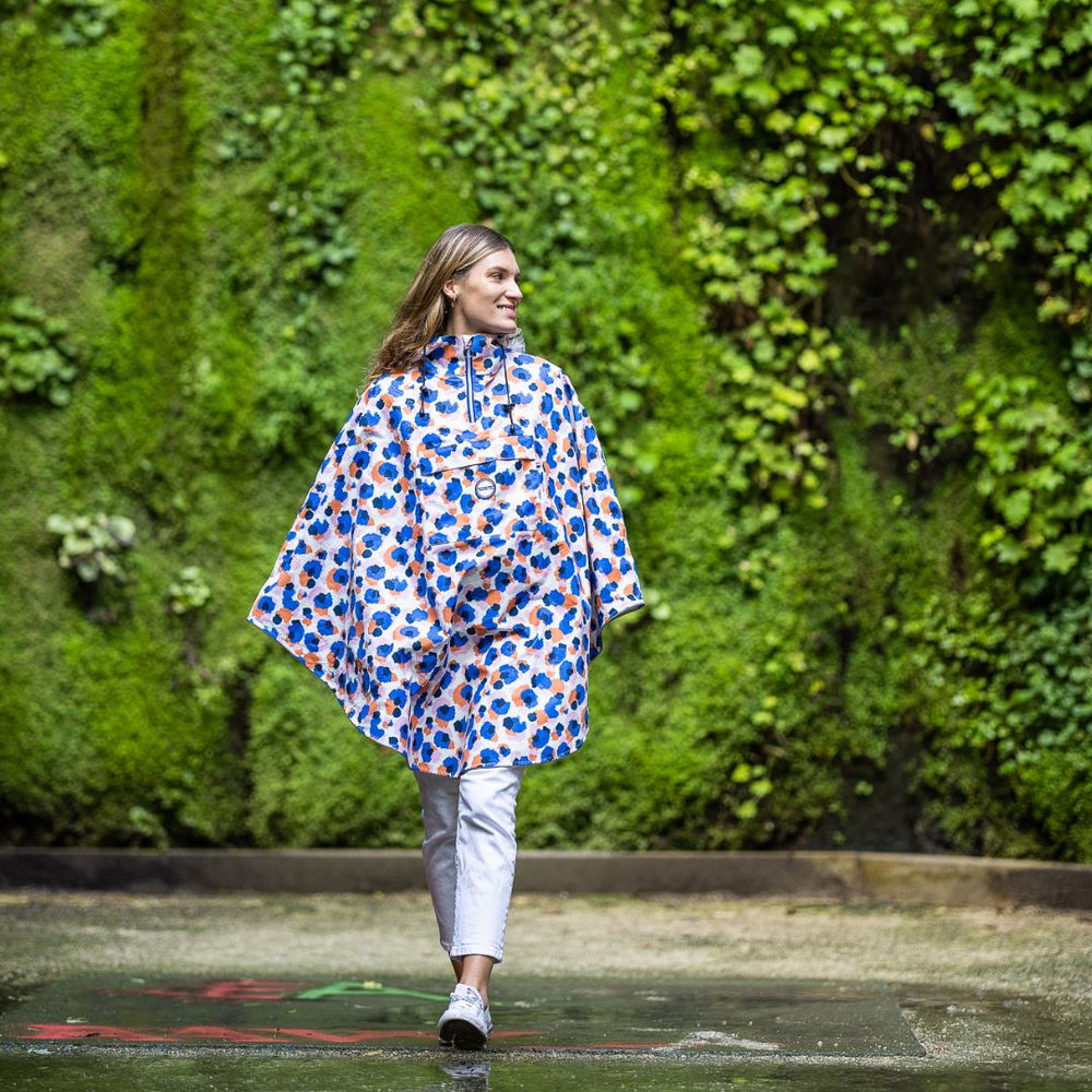 Cape Cap Canaveral blanche à motifs 100 % recyclée vue de face, imperméable et coupe‑vent pour cyclistes urbains.