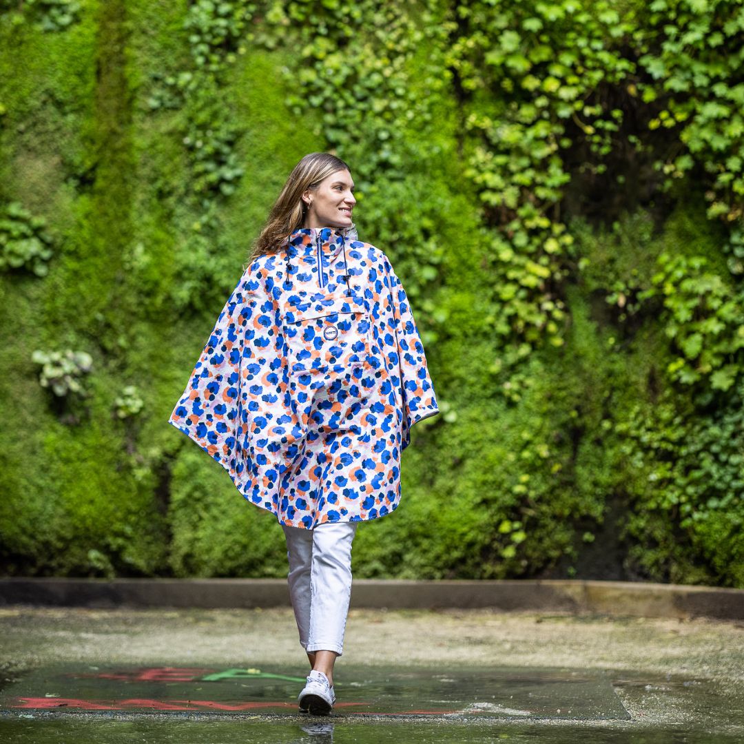 Cape Cap Canaveral blanche à motifs 100 % recyclée vue de face, imperméable et coupe‑vent pour cyclistes urbains.