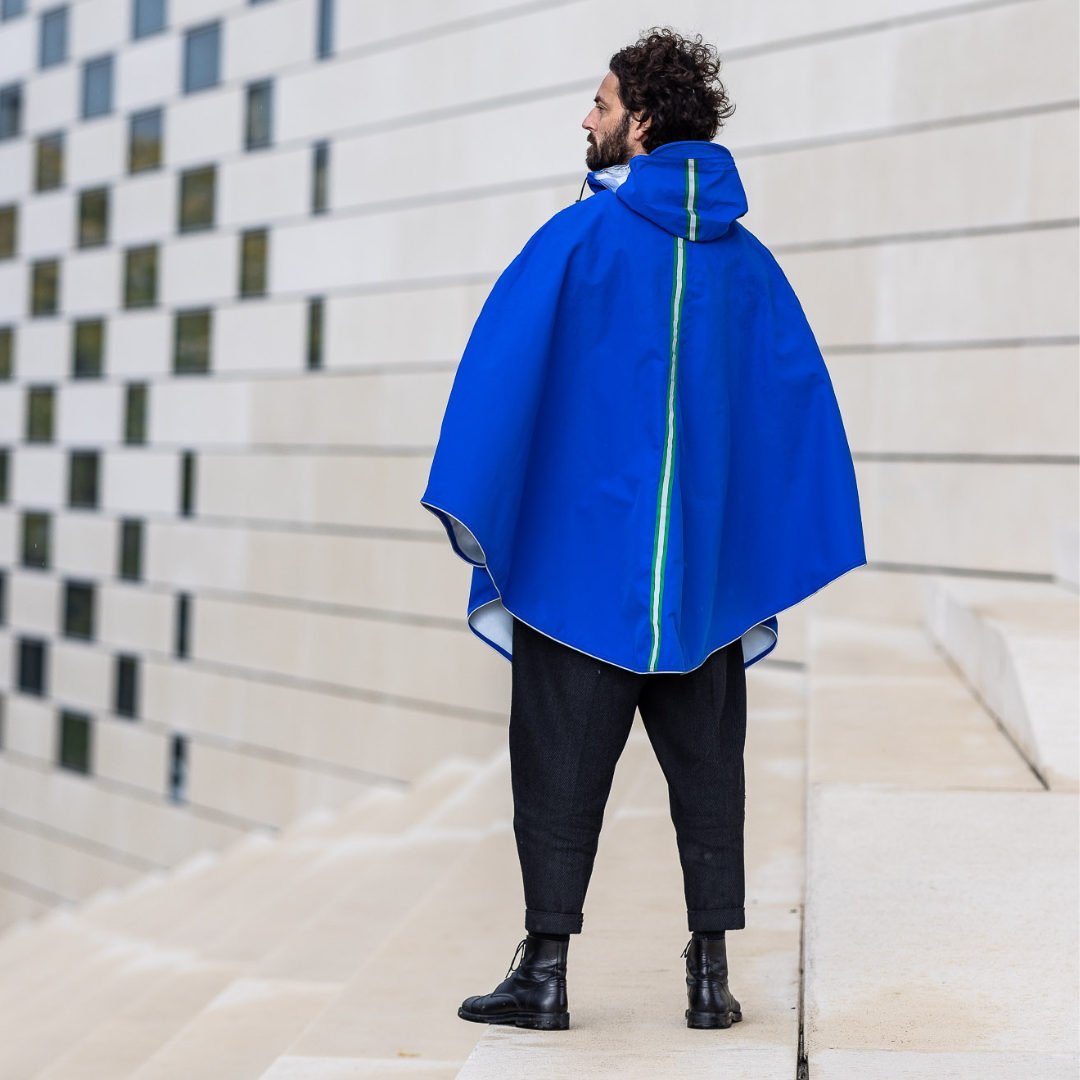 Dos de la cape Cap Cod avec bandes réfléchissantes pour visibilité à vélo.