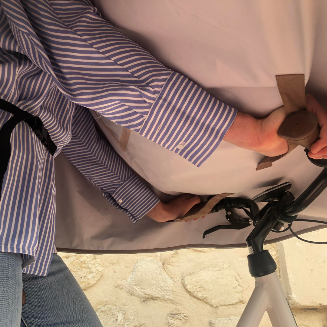 Détail des bandes de fixation guidon et sangle de maintien de la cape Cap Cod recyclée pour un bon maintien à vélo.