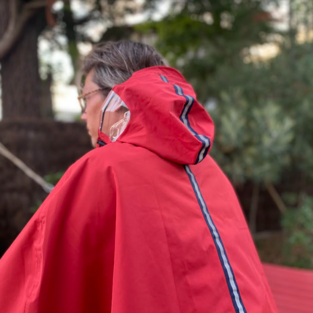 
                      
                        Détail des fenêtres transparentes latérales de la capuche de la cape Cap Horn pour vision optimale.
                      
                    