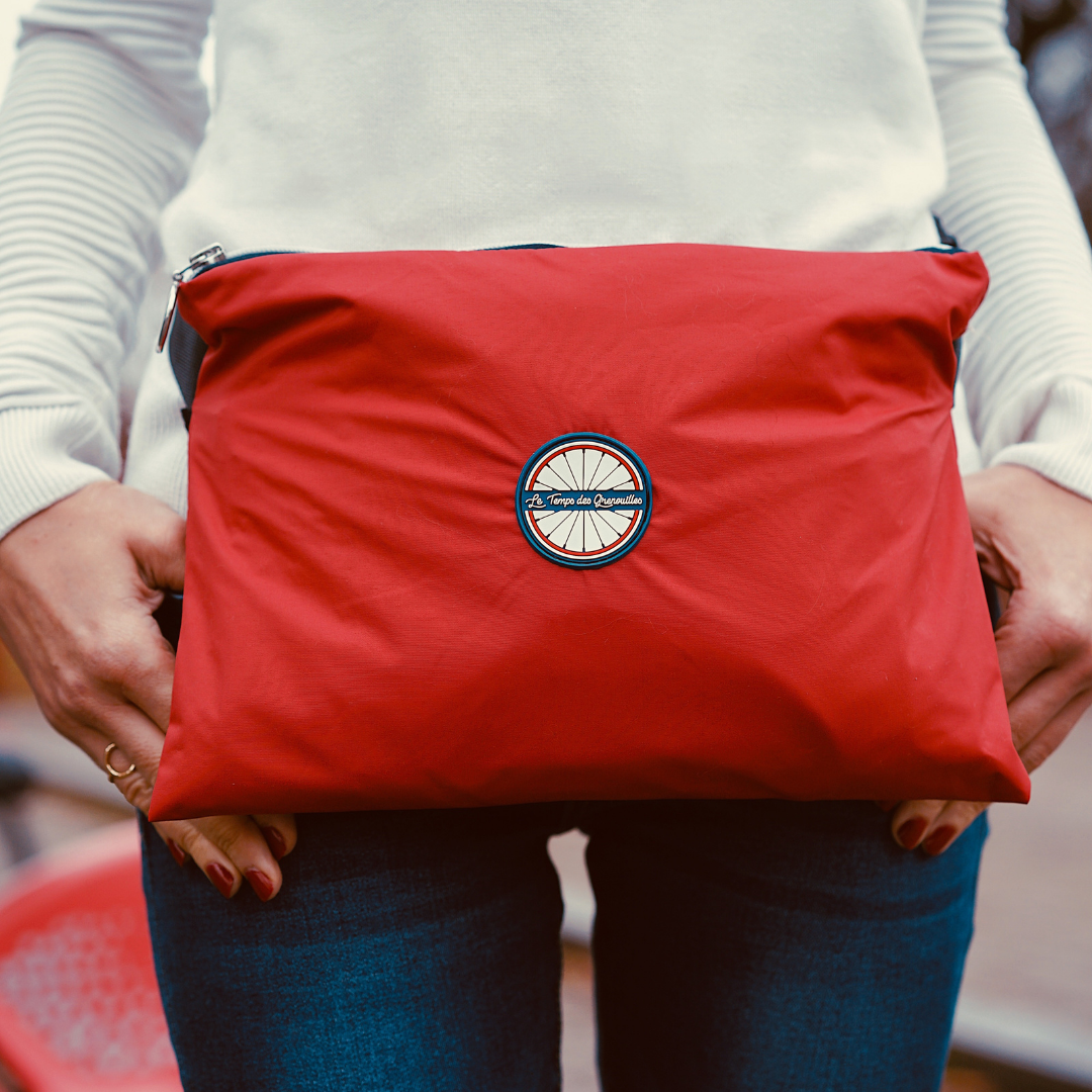 Cape Cap Horn pliée dans sa pochette de rangement intégrée, compacte et facile à transporter.