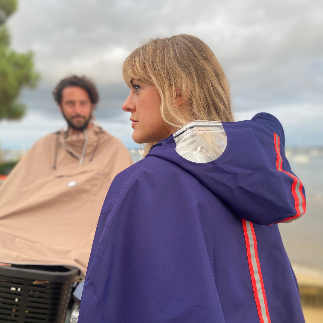 Détail des fenêtres transparentes de la capuche de la cape Cap Ferret.